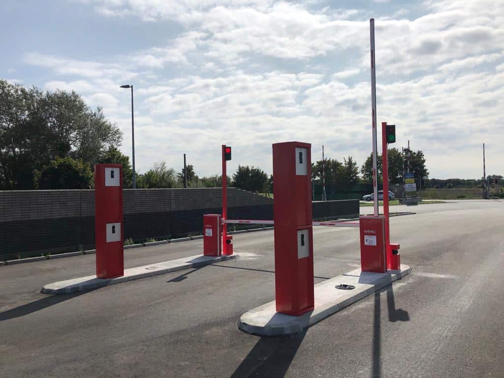 Faac Schranken mit PKW LKW Säule Firmengelände
