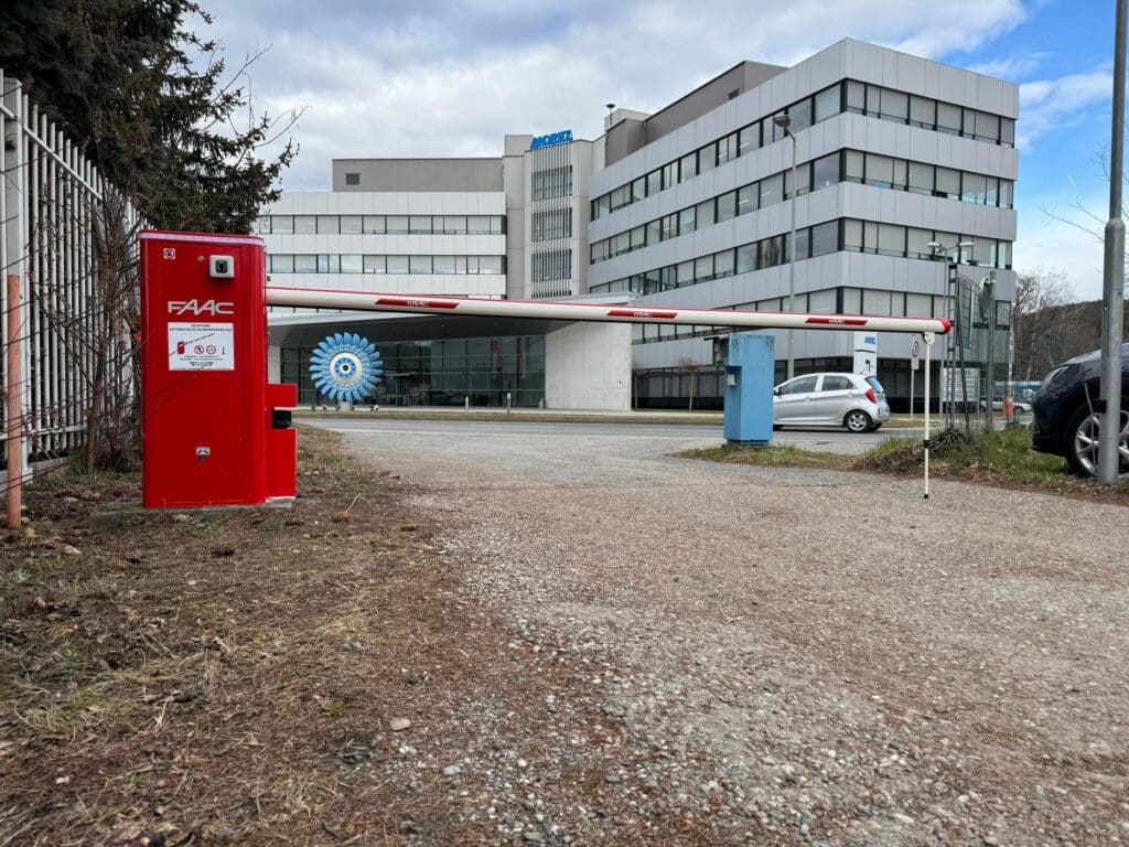 Firmenparkplatz Schranken Faac B680H