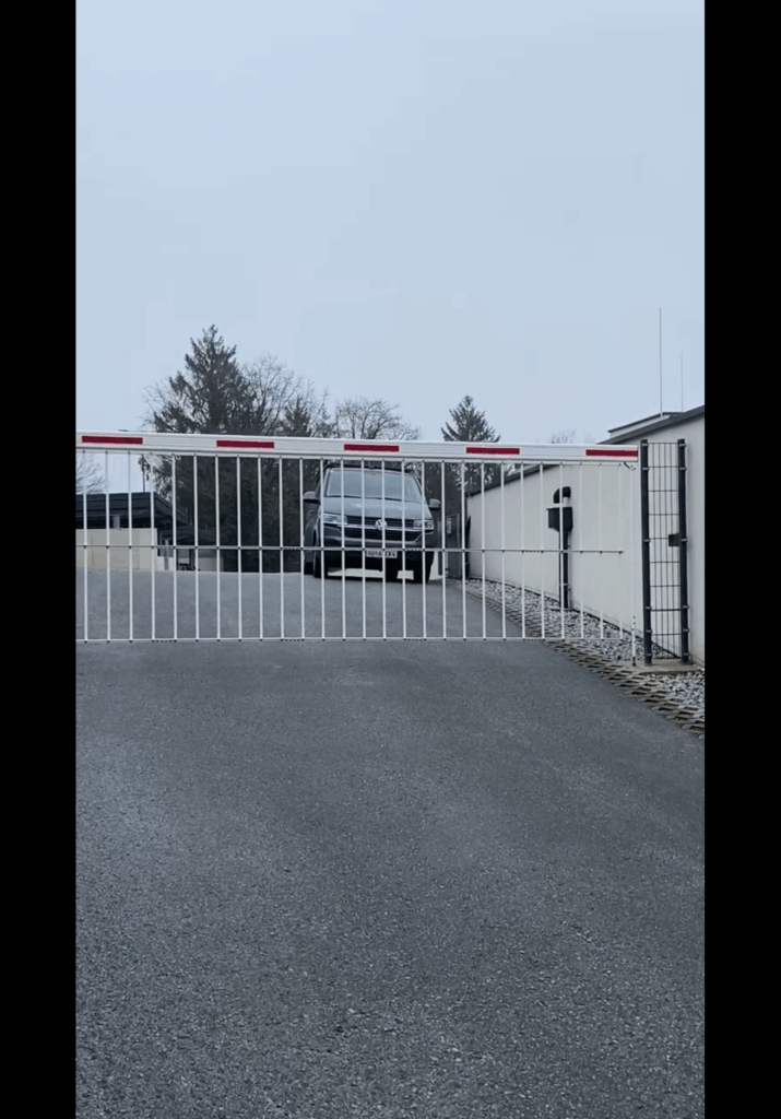 Elka Schranken mit 1,5m Gitter