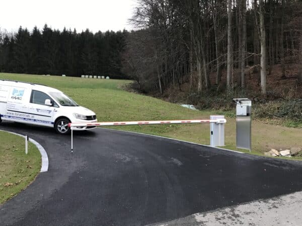 Wegsperre bei Privathaus mit Schranken Faac B680H