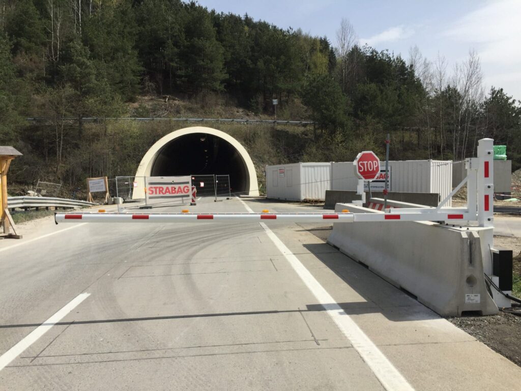 Schranke bei Tunnel Einfahrt auf der Autobahn