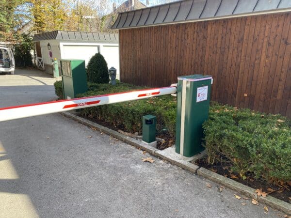 FAAC Schranken B680H mit Sonderlackierung